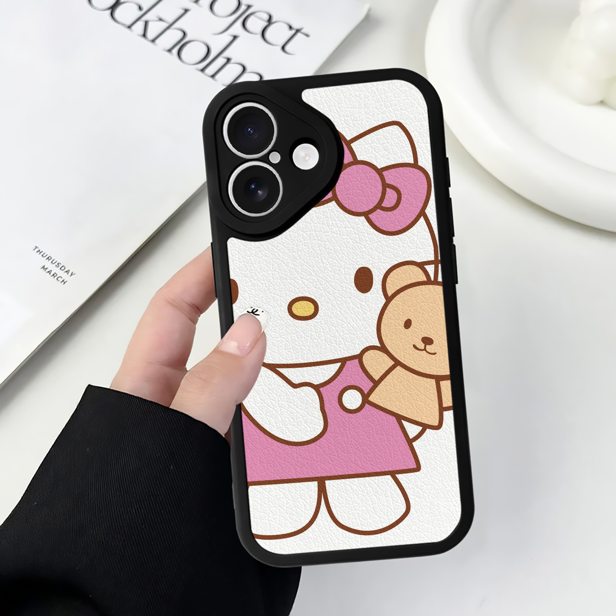 （画像用） Hello Kitty ハローキティ 【iPhone 16シリーズ対応】シリコンスマホケース（レザー調） 材質：シリコン